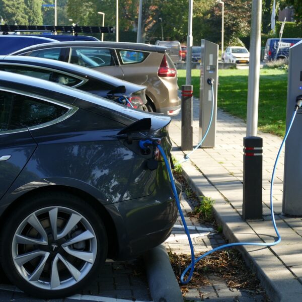 elektrische auto aan de laadpaal