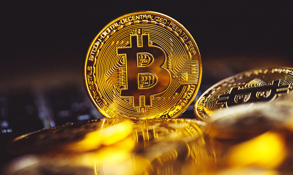 Bitcoin munten op toetsenbord laptop