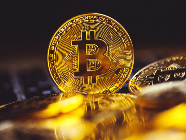 Bitcoin munten op toetsenbord laptop