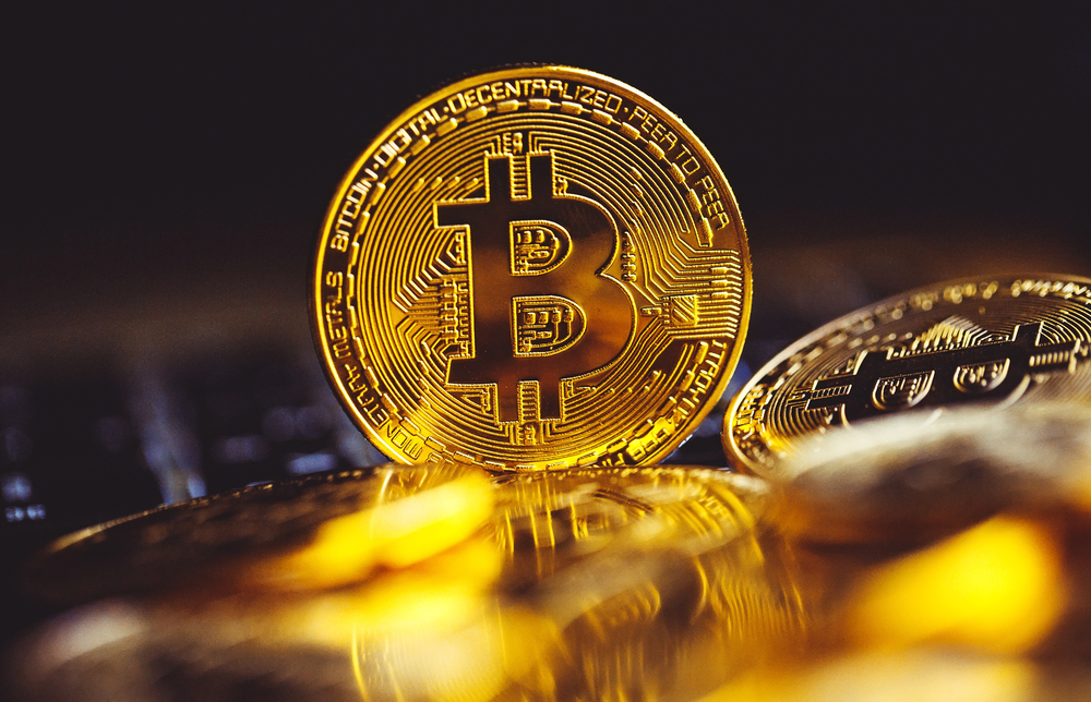 Bitcoin munten op toetsenbord laptop